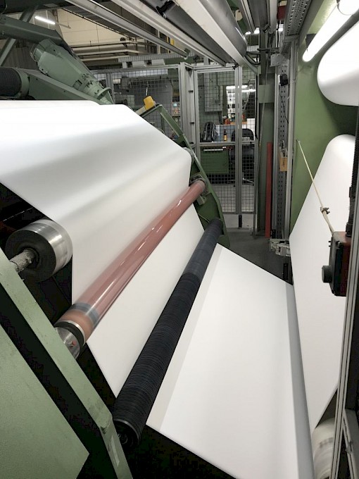 ESR-ST100/130 utilisé pour les papiers décor dans un enrouleur