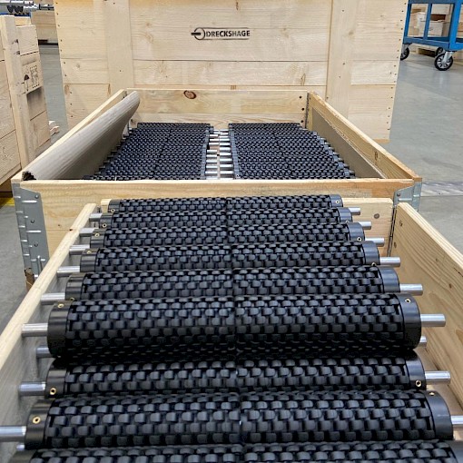 ESR-ST40/60 notre plus petit rouleau déplisseur - pour les produits en bande étroite (comme les films de batterie ici) et les espaces d'installation étroits - lorsque l'espace est crucial.
